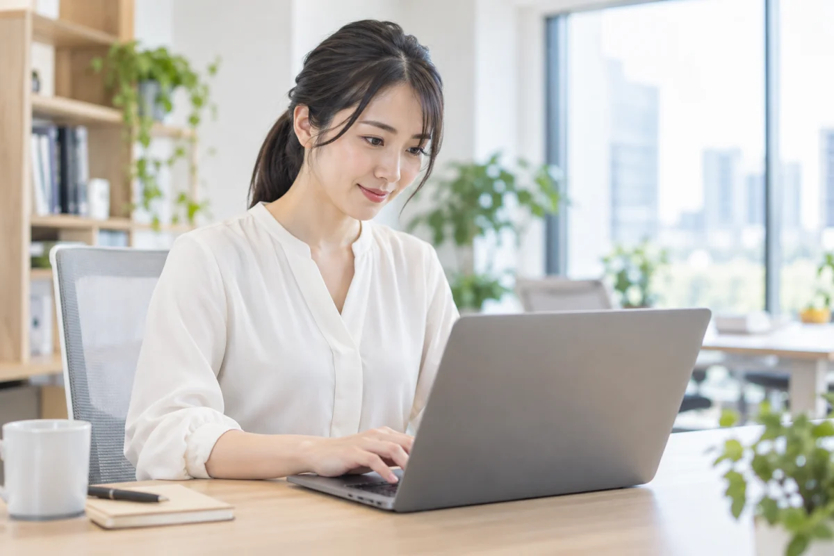 ノートPCを使い、開発に取り組む女性エンジニアのイメージ