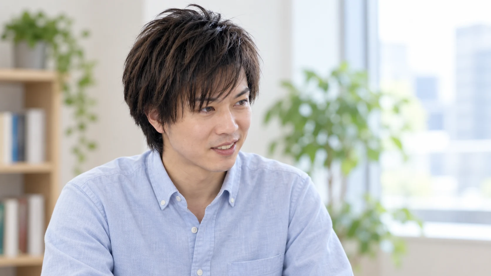 笑顔で話す代表の紫貴臣