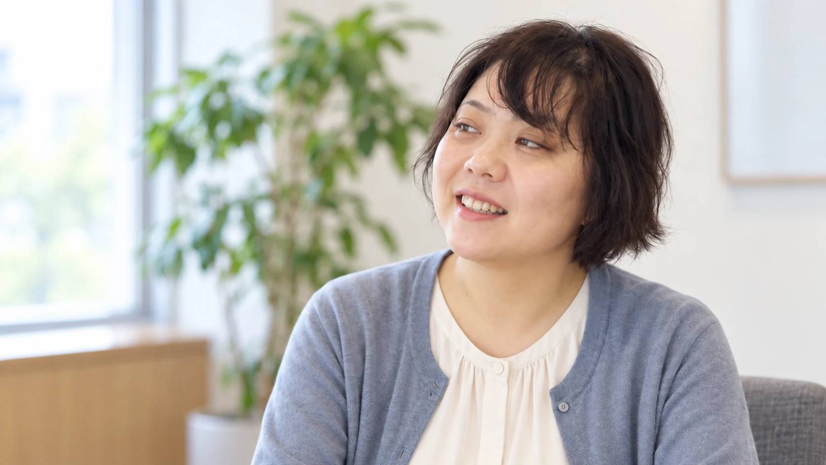 笑顔でインタビューに答えるエンジニア・PMの荻野志麻